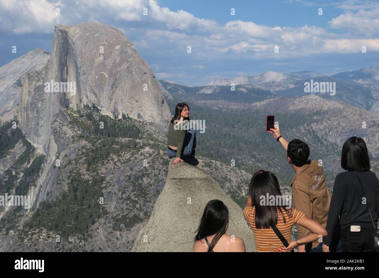 Asiatische Reisegruppe mit Blick Auf Den Glacier Point, Yosemite Stockfoto
