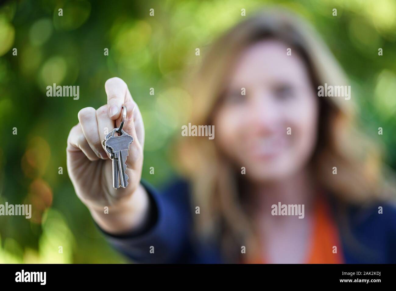 Hausschlüssel in Der Hand von Realtor Woman oder Home Buyer Stockfoto