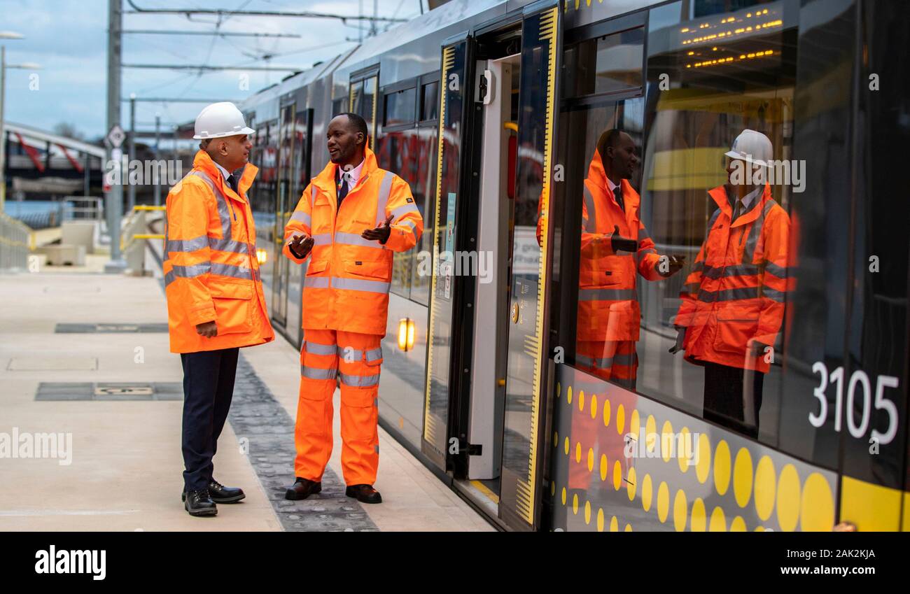 Schatzkanzler Sajid Javi (rechts) mit einer Straßenbahn Betreiber, bei einem Besuch in Trafford Park Metrolink Tram der Linie in Manchester. Stockfoto