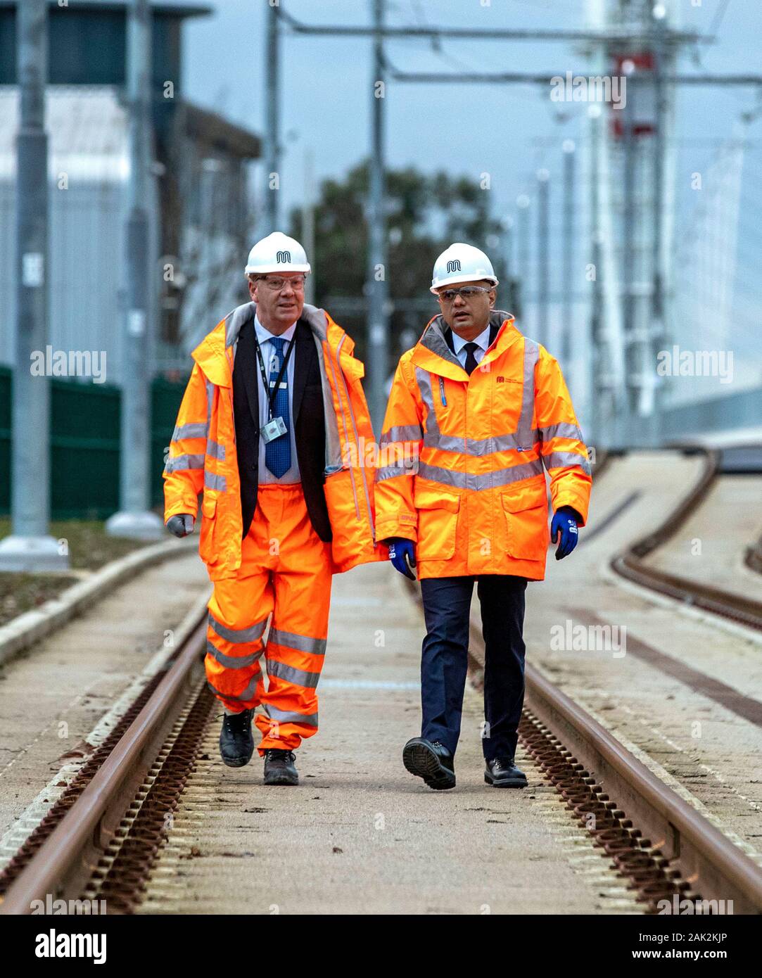 Schatzkanzler Sajid Javid, mit Bob Morris (links), Chief Operating Officer von Verkehrsmitteln für Greater Manchester, bei einem Besuch in Trafford Park Metrolink Tram der Linie in Manchester. Stockfoto