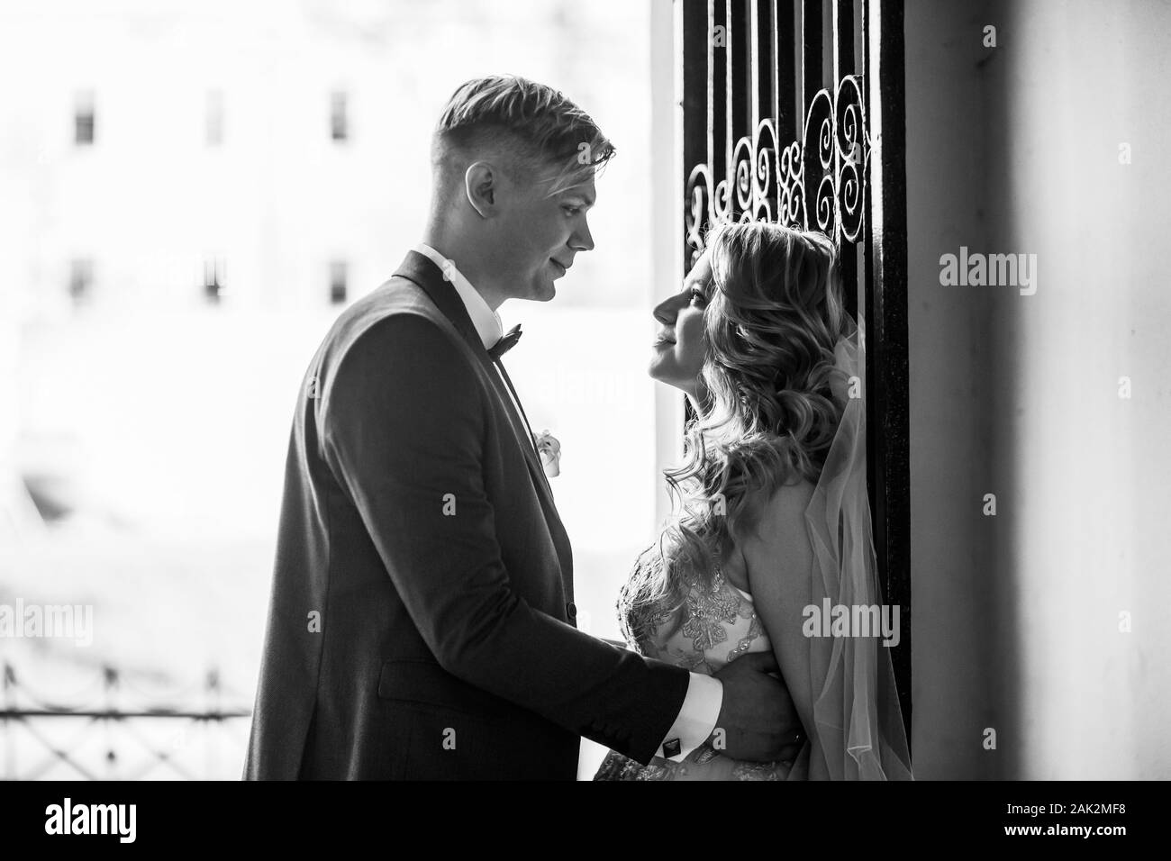 Braut und Bräutigam Reden stehen in der Nähe der Tür. schwarz-weiß Foto Stockfoto