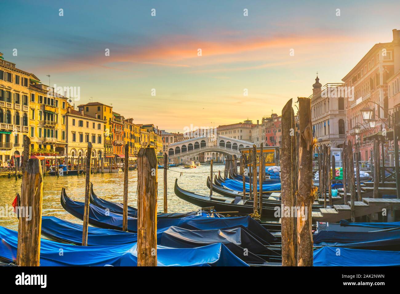 Venedig Canal Grande, Rialto Brücke Wahrzeichen bei Sonnenaufgang und Gondeln. Italien, Europa. Stockfoto