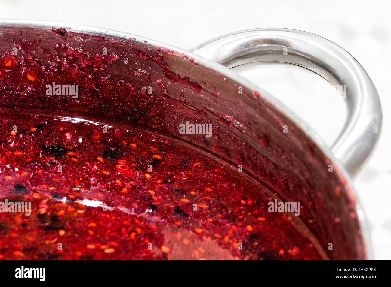 Kochen himbeermarmelade in einer großen Pfanne. Stockfoto