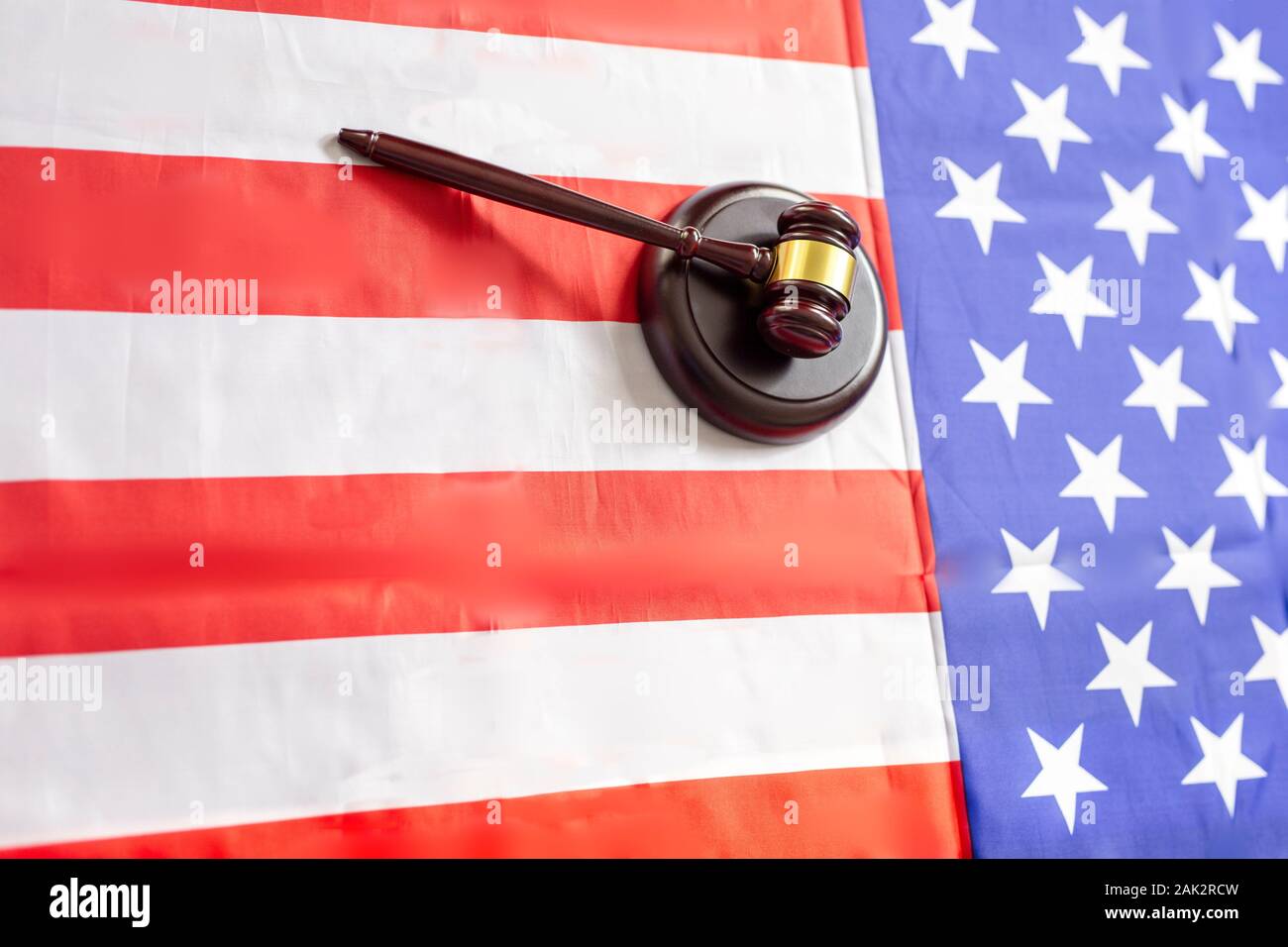 United States flag mit hölzernen Hammer auf Sie Stockfoto