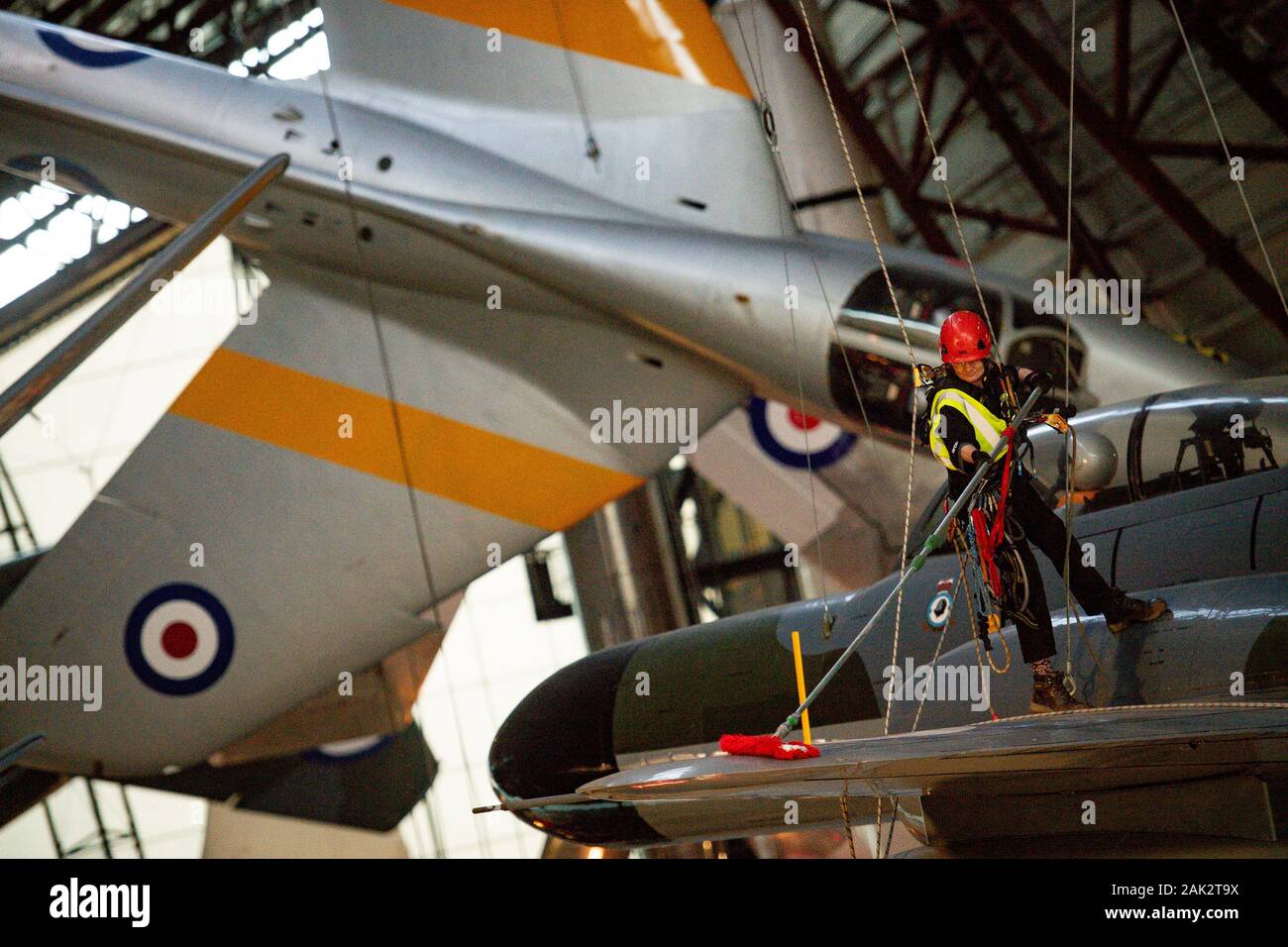 Spezialist Betreiber bei der Royal Air Force Museum Cosford, in der Nähe von Telford, Shropshire, reinigen Sie die gefederte Armstrong Whitworth Meteor NF 14 Flugzeuge angezeigt innerhalb des Museums nationalen Kalten Krieges Ausstellung, die während der jährlichen hochrangigen Flugzeug Reinigung und Wartung. Stockfoto