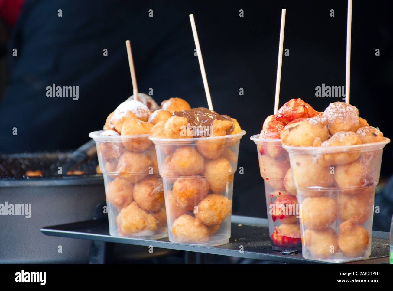 Traditionelle kroatische Cookies auf Verkauf während der Adventszeit - Street Food Stockfoto