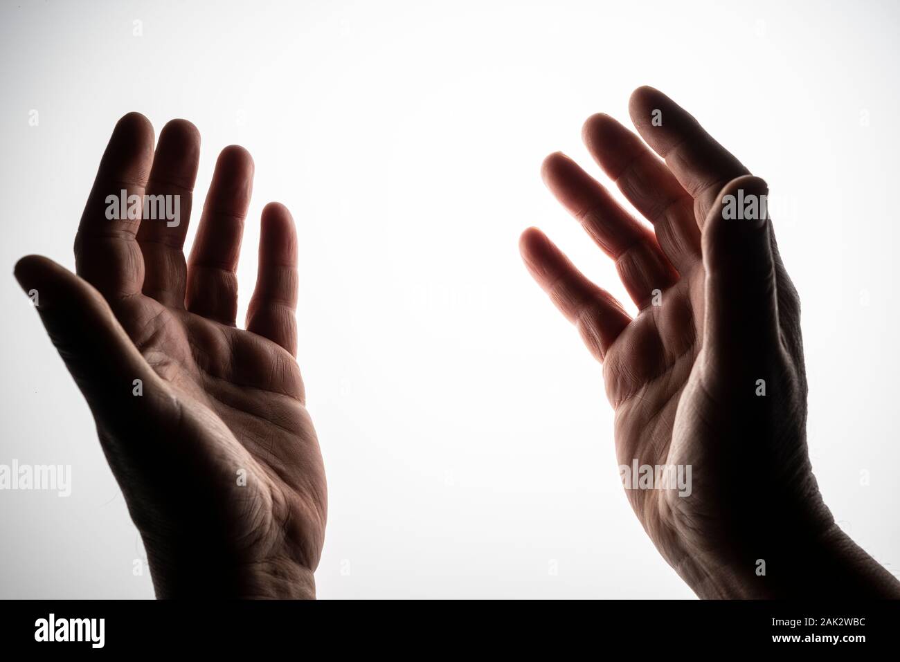 Zwei offene Hände auf einer beleuchteten Fläche Stockfoto