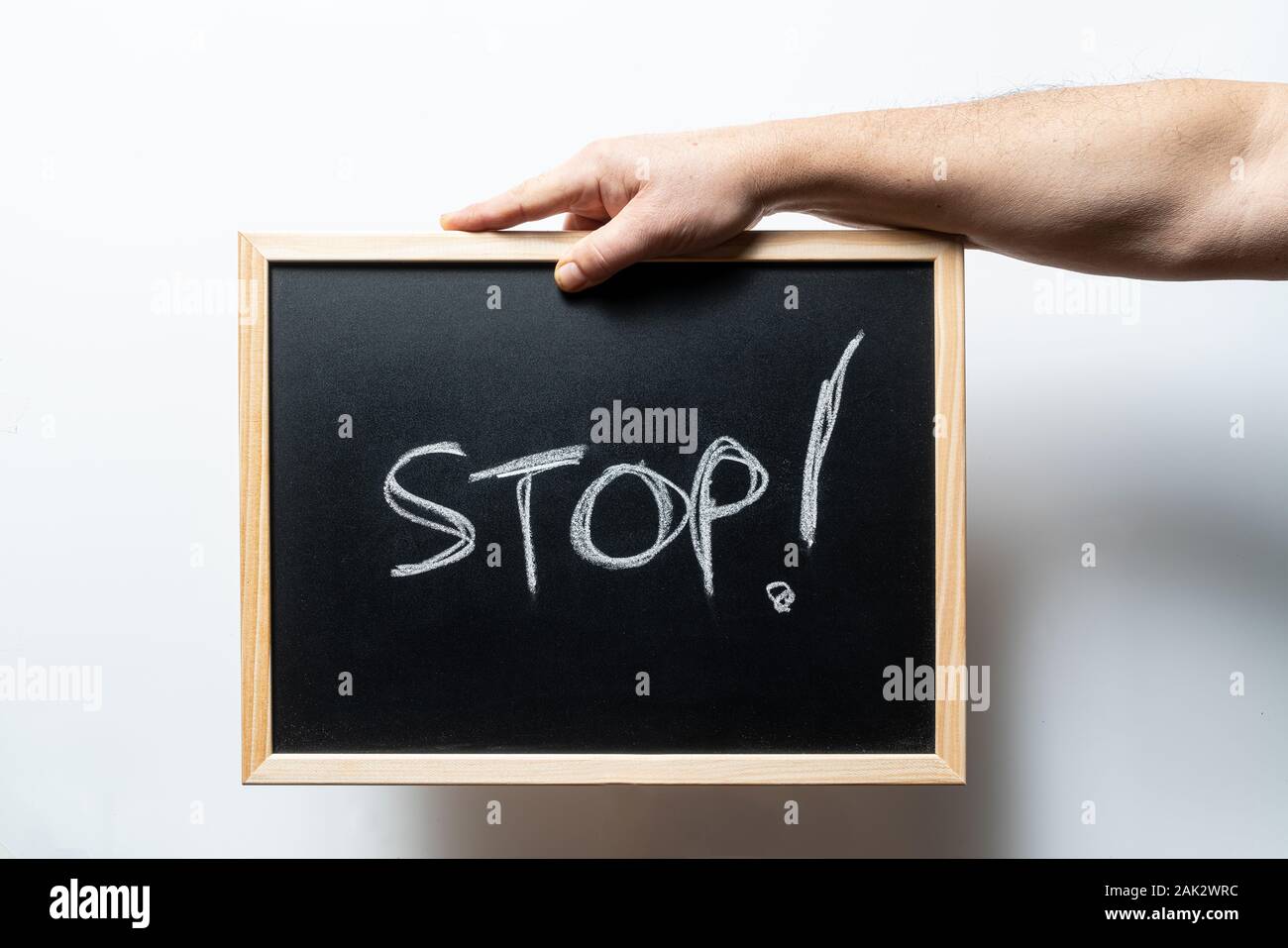 Das Wort Stop auf einer Tafel geschrieben Stockfoto
