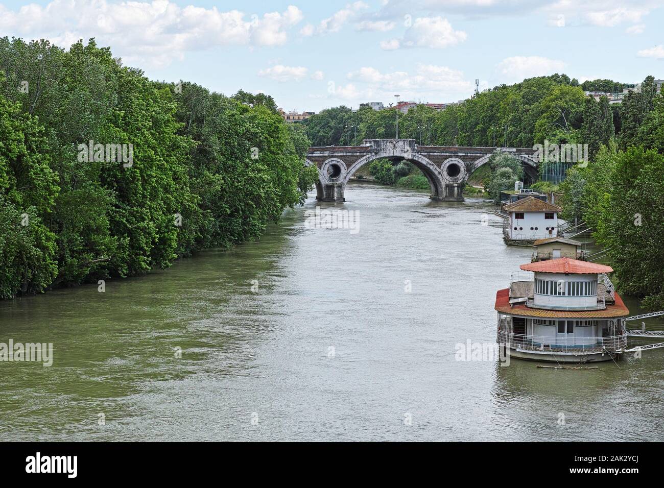 Den Tiber zwischen der Regina Margherita Brücke und die matteotti Brücke im Zentrum von Rom Stockfoto