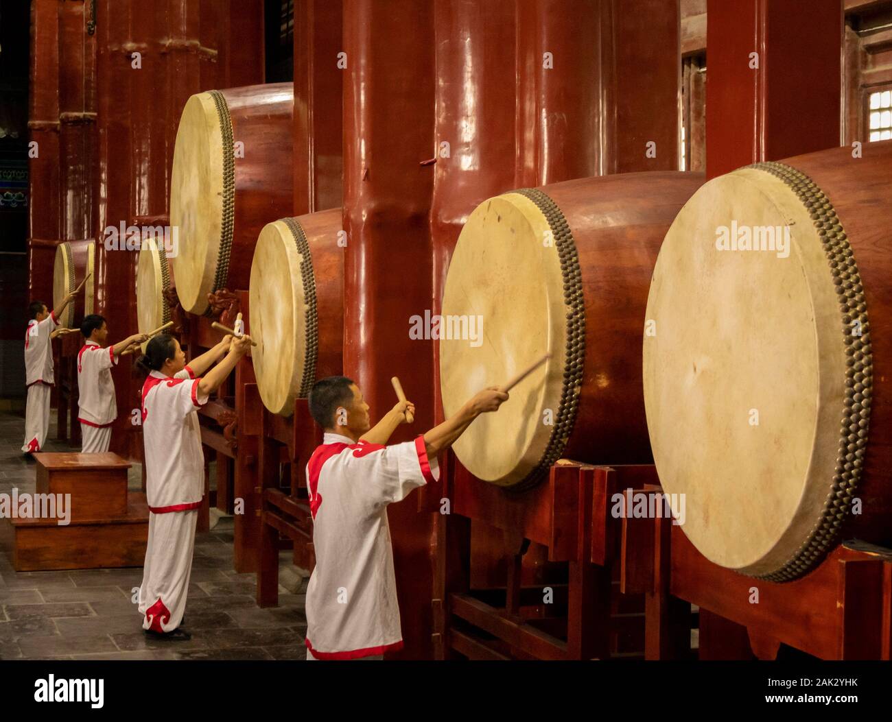 Trommler durchführen für Touristen an der Drum Tower in Peking, China Stockfoto