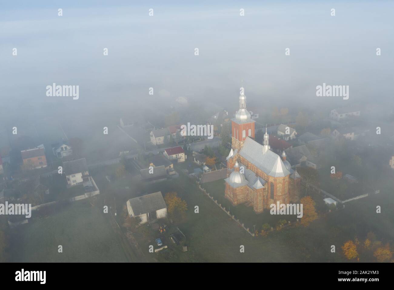 Surreale Blick auf Kirche fast vollständig durch Nebel Stockfoto