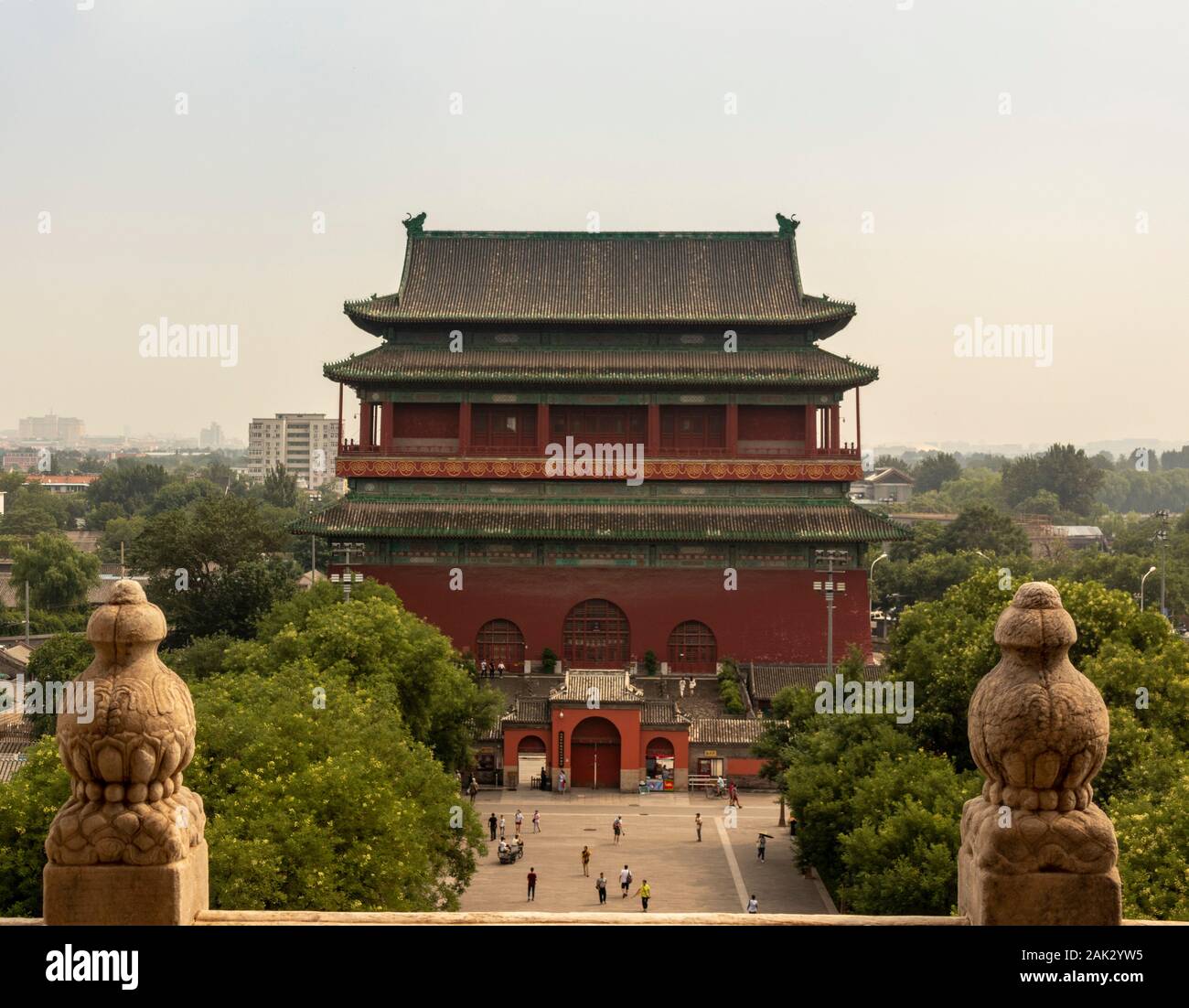 Blick auf den Trommelturm vom Bell Tower, Peking China Stockfoto