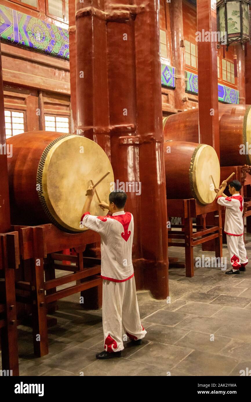 Trommler durchführen für Touristen an der Drum Tower in Peking, China Stockfoto