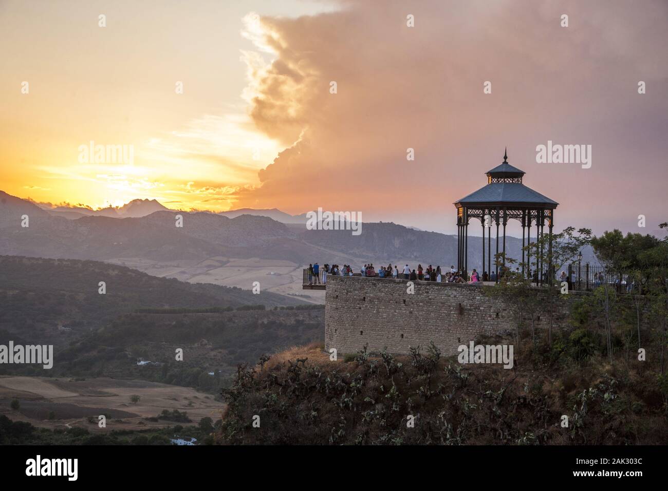 Provinz Malaga/Ronda: 'Mirador de Ronda", Aussichtspunkt am Rande des Felsens, Andalusien | Verwendung weltweit Stockfoto