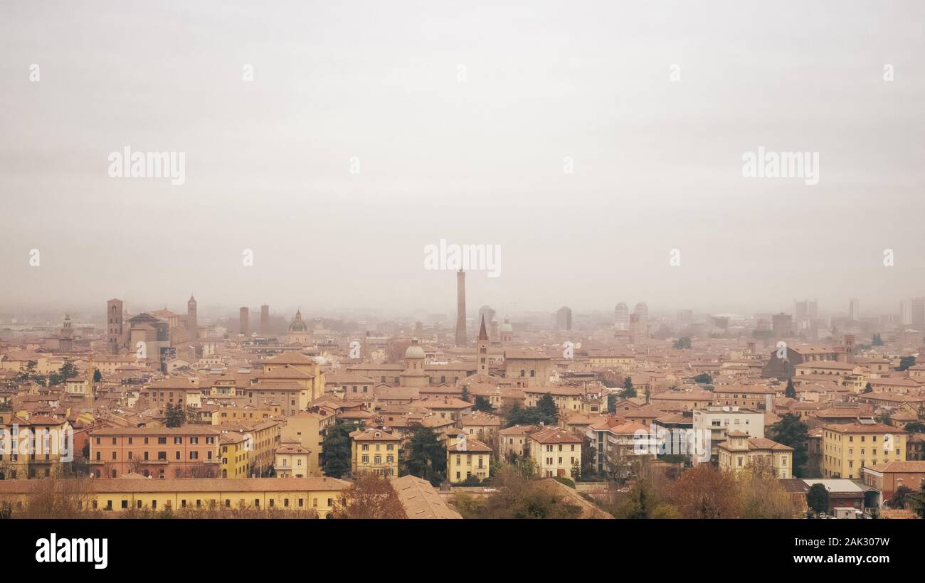 Die mittelalterliche Stadt von Bolona bei Nebel - panoranic - Bologna, Emilia Romagna, Italien. Stockfoto