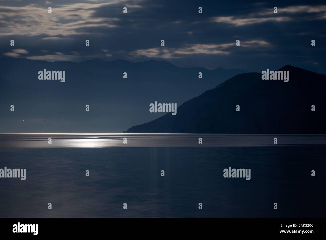 Mond Licht auf die Adria, die Insel Prvić. Baska Bay. Insel Krk. Kroatien. Europa. Stockfoto