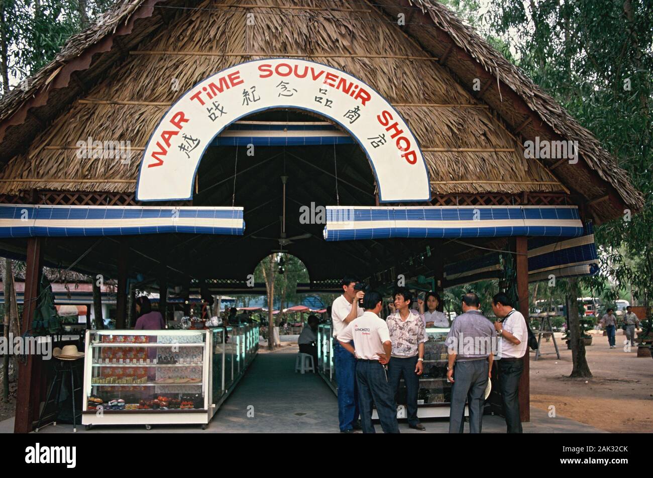 Ein souvenirshop in Cu Chi im Süden von Vietnam bietet Souvenirs aus dem Vietnam Krieg. (Undatiertes Foto) | Verwendung weltweit Stockfoto