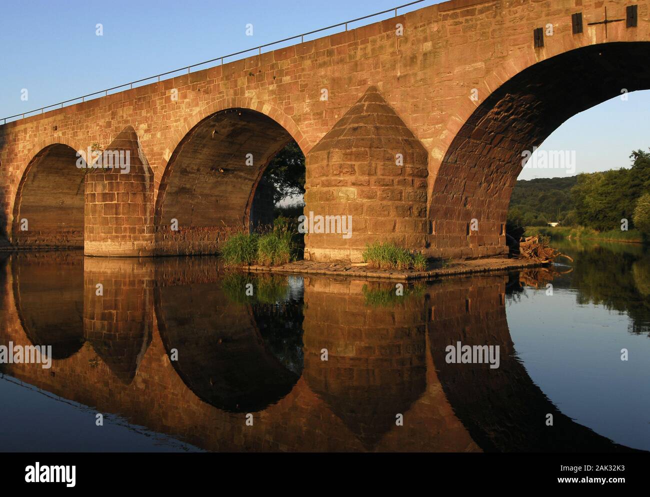 Werra Brücke in der Nähe von Vacha, Deutschland, ist bereits 700 Jahre alt. (Undatiertes Foto) | Verwendung weltweit Stockfoto