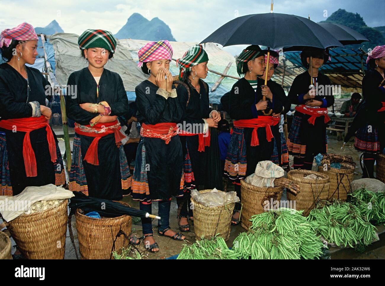 Frauen der Dao Stammzellen Anstehen an der traditionellen Kleidung auf dem Markt in Binh Lu im Norden Vietnams. (Undatiertes Foto) | Verwendung weltweit Stockfoto