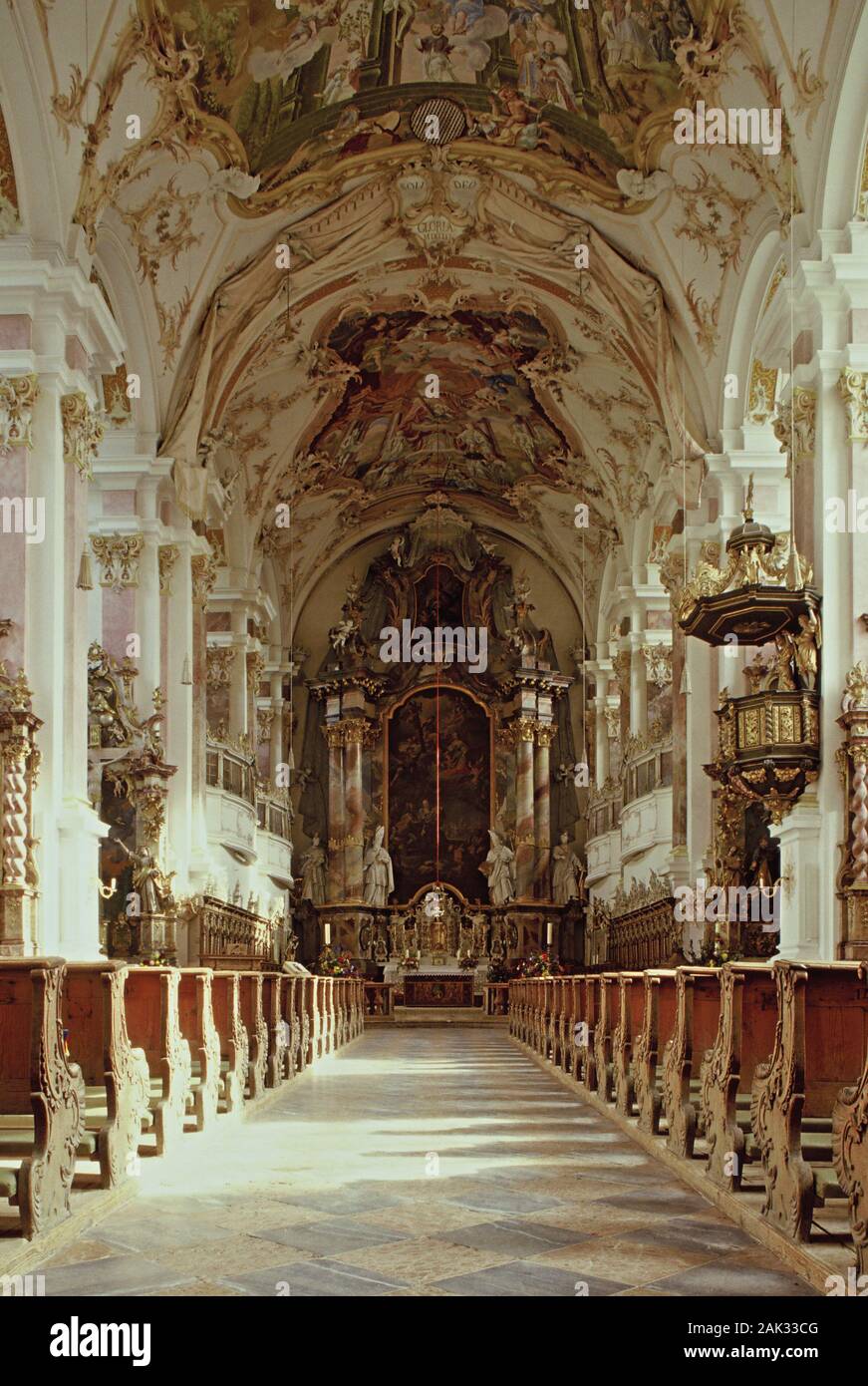 Wunderschöne Dekorationen im Stil des Rokoko die Stiftskirche der mittelalterlichen Kloster Baumburg in der oberbayerischen Stadt Altenmarkt, Germ schmücken Stockfoto