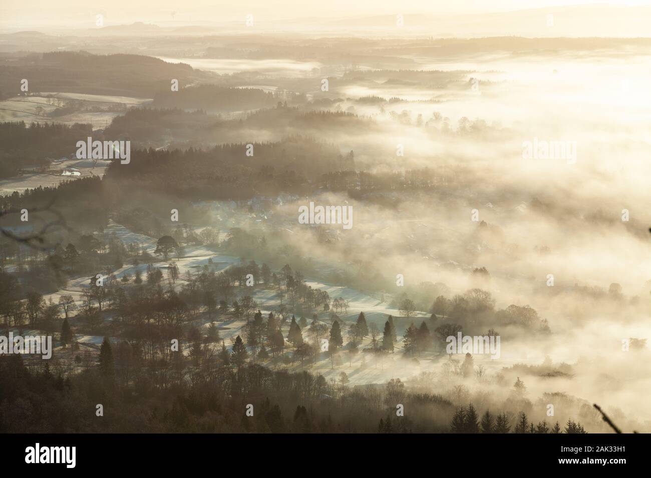 Einem nebligen Morgen in Callander von Callander Crags, Callander, Schottland gesehen Stockfoto