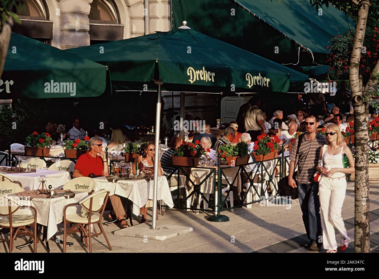 In den Restaurants von Budapest, Ungarn, Einheimischen und Touristen