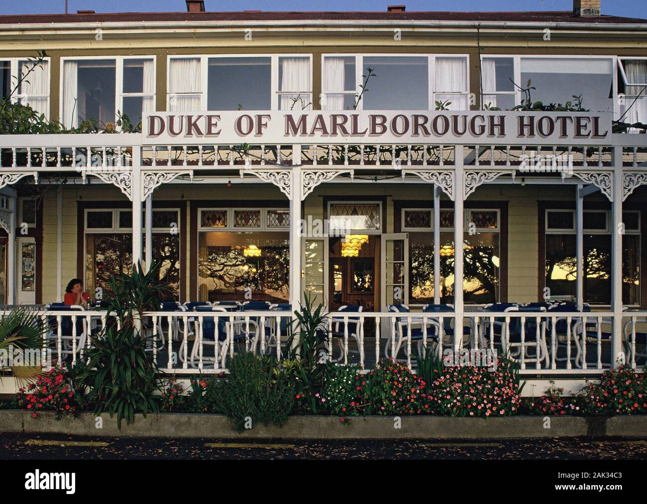 Eine überdachte Veranda schmückt den historischen Herzog von Marlborough Hotel in Russell. Es wurde 1840 eröffnet und ist eines der ältesten Hotels von Neuseeland. Russe Stockfoto