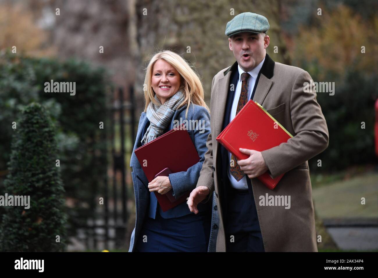 Staatsminister für Gehäuse Esther McVey und Minister für die Nördliche Kraftwerk und lokales Wachstum Jake Berry Ankunft in Downing Street, London für die erste Sitzung des Jahres. Stockfoto