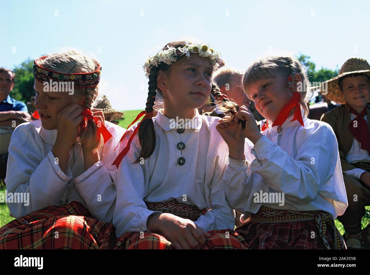 Das Bild zeigt die drei Mädchen an einer Folklore-Event mit dem Gürtel von Blumen in ihr Haar in Turaida, Lettland. (Undatiertes Foto) | Verwendung weltweit Stockfoto