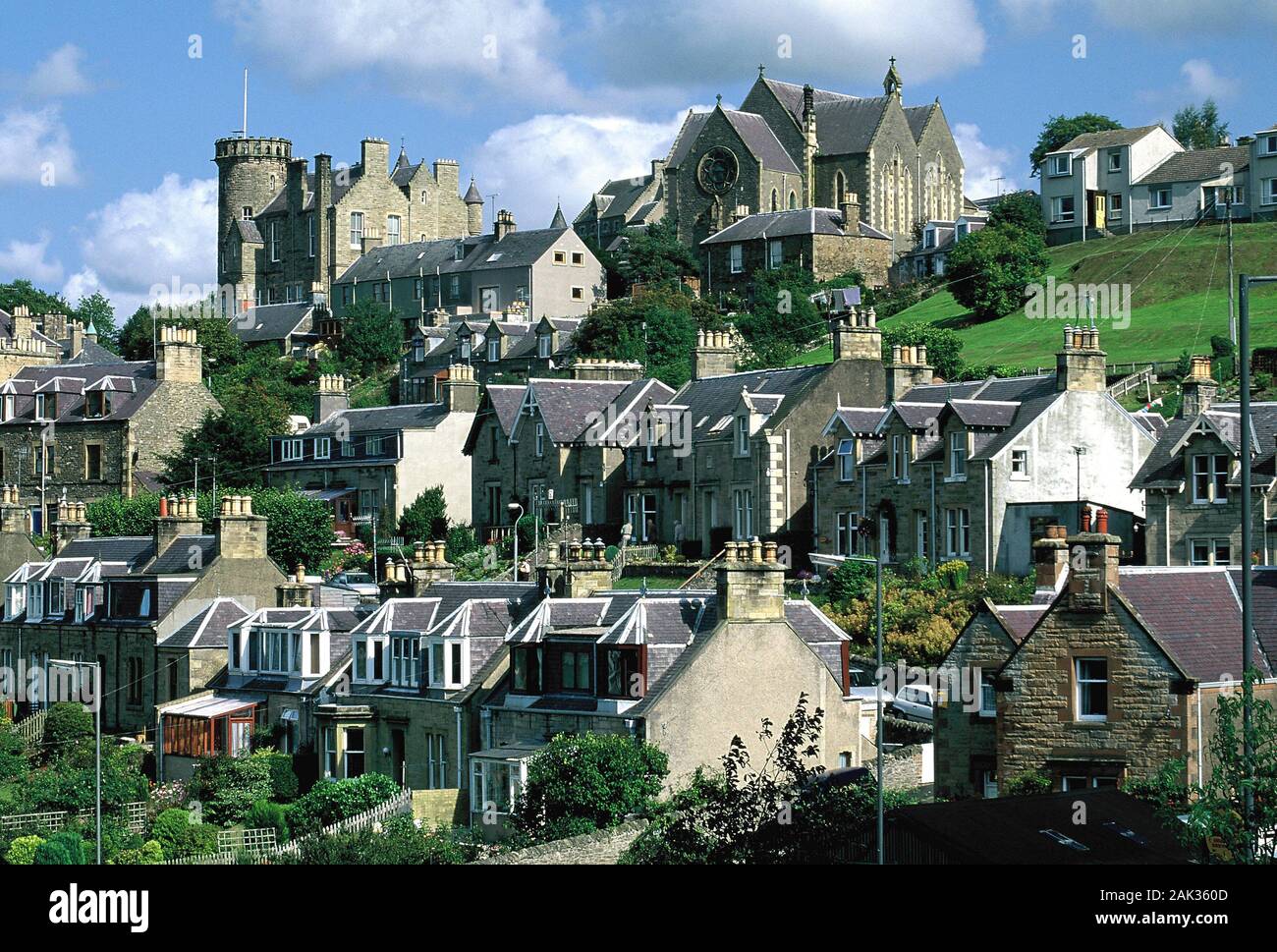 Typisch britische Häuser sind am Hang unterhalb einer Kirche in Selkirk gelegen. Selkirk liegt in der Region Mittelland in Schottland entfernt. (Undat Stockfoto