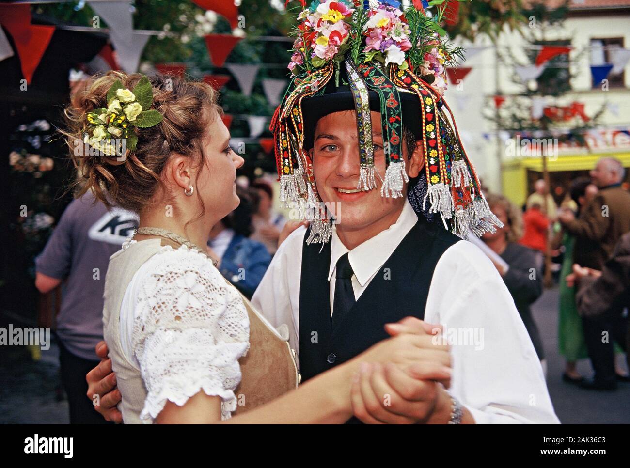 Anzeigen einer tanzenden Paar in traditionellen Kostümen auf dem Volksfest in Gochsheim (Bayern), Deutschland. Der Tanz wird als Plantanz und erinnert an die Stockfoto