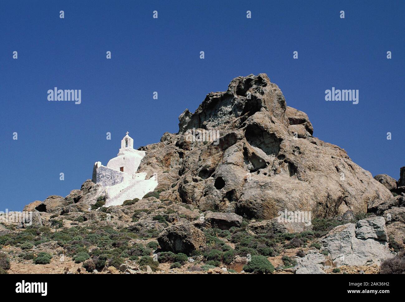 Blick auf eine kleine Kirche in der Nähe von Kloster Chrissostomou auf der Insel Naxos, Griechenland. (Undatiertes Foto) | Verwendung weltweit Stockfoto
