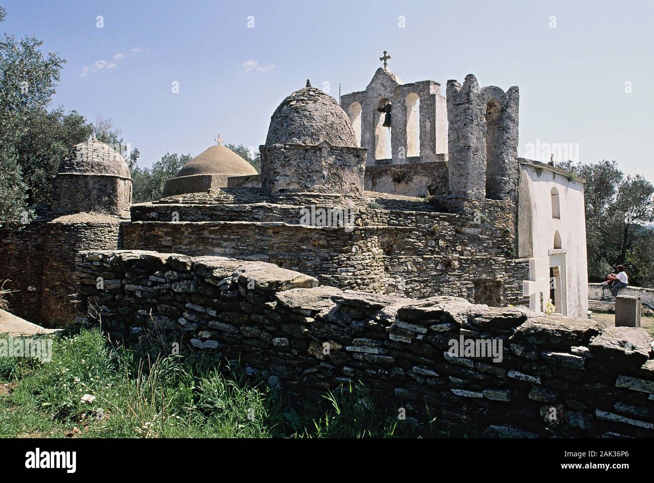 Blick auf die Kirche Panagia Drossiani, die nahe am Rande des Dorfes Moni auf der Insel Naxos, Griechenland. (Undatiertes Foto) | Verwendung wor befindet. Stockfoto