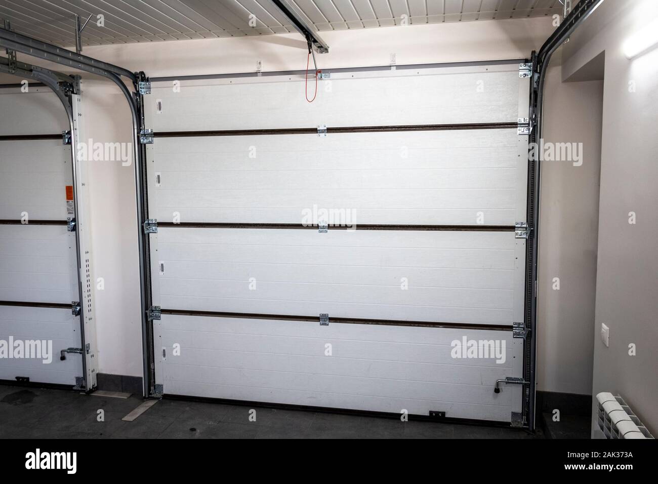 Automatische Garagentore. Blick von der Garage. Stockfoto