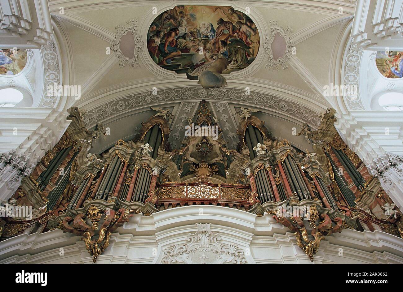 Blick auf die Orgel Aussicht auf die berühmte Gabler Orgel in der barocken Basilika St. Martin in Weingarten. Die Orgel wurde von Joseph Gabler erbaut. Die großen Stockfoto