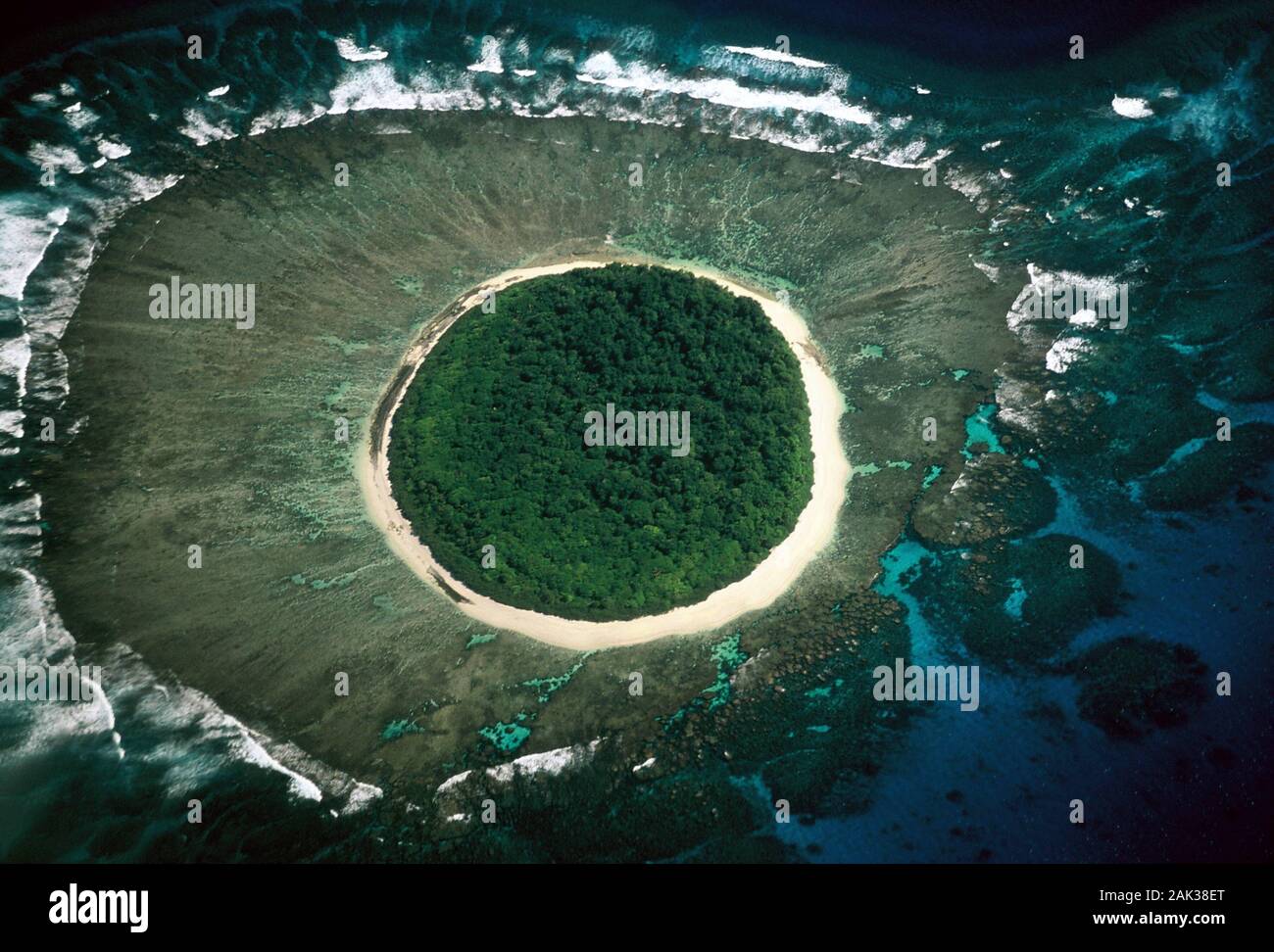 Blick auf einem Atoll der Inselgruppe Tonga. Das Königreich Tonga ist ein  Inselstaat im südlichen Pazifik. Es umfasst 169 Inseln und Atollen (Undat  Stockfotografie - Alamy