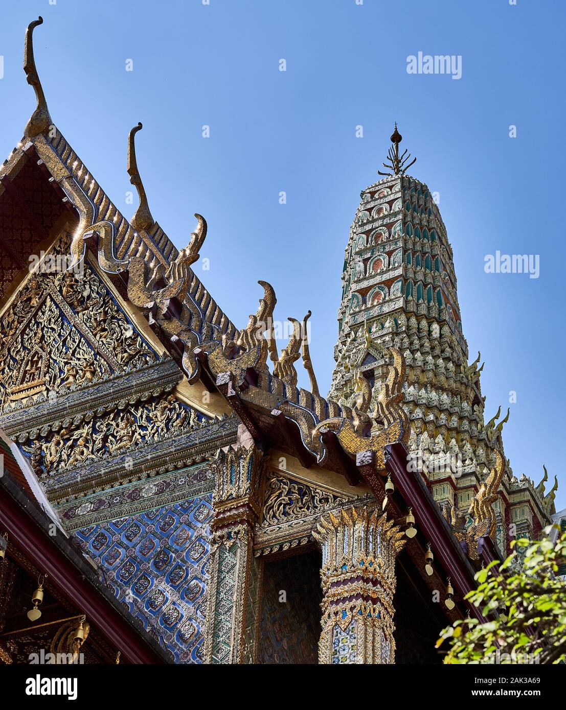 Tempel - Gebäude mit goldenen Ornamenten im Grand Palace in Bangkok, Thailand Stockfoto