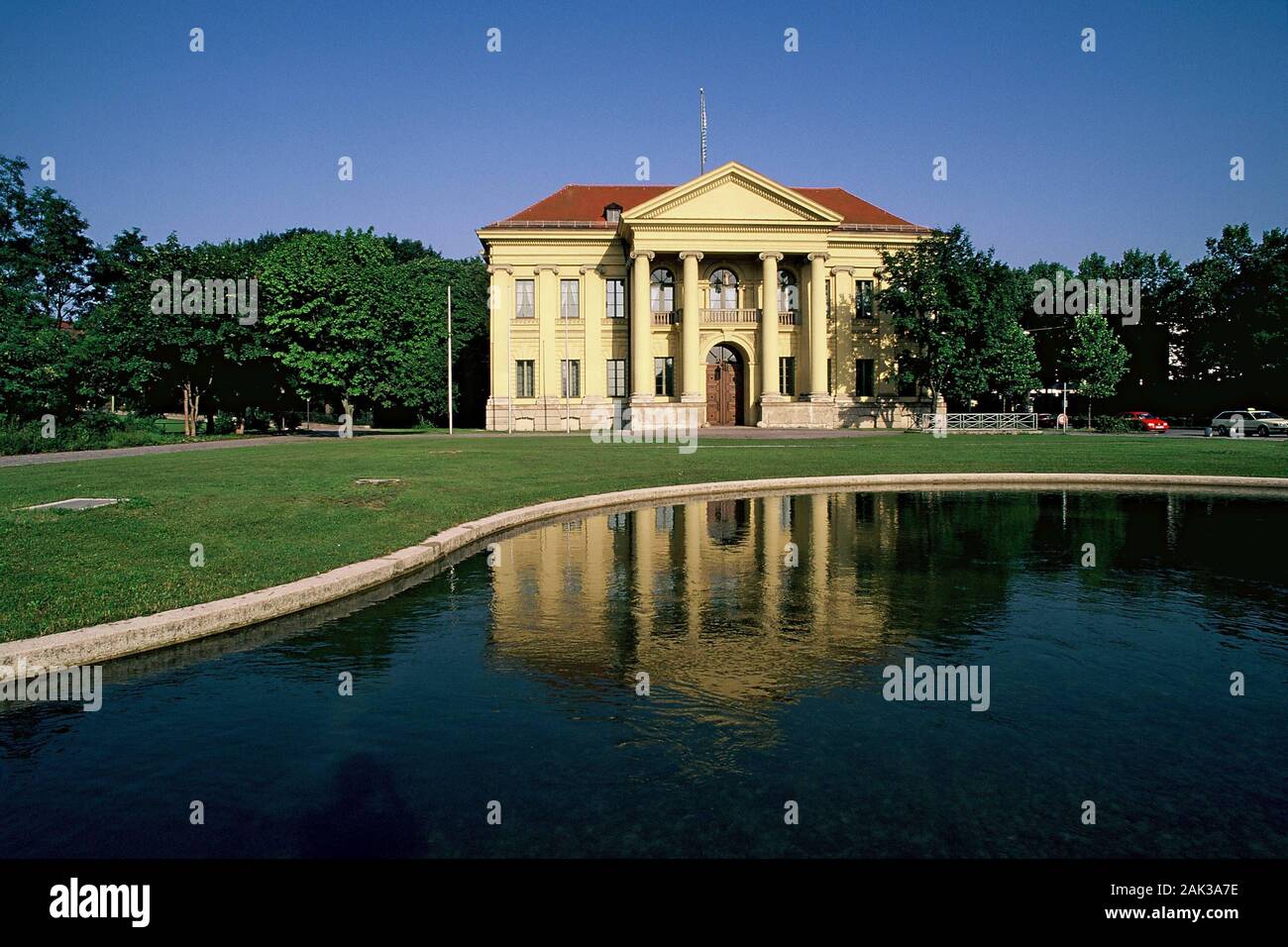 Der Prinz Carl Palais spiegelt sich im Wasser eines Sees in München im Freistaat Bayern in Deutschland. Zwischen 1924 und 1933 wurde der Sitz der Stockfoto