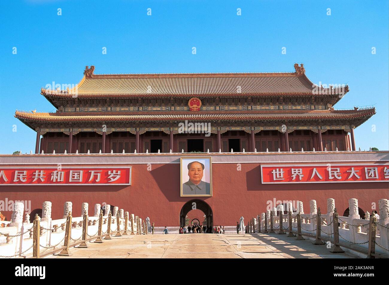 Ein Porträt einer der Gründer der Volksrepublik China, Mao Zedong (1893-1976) schmückt den Eingang zur Verbotenen Stadt am Tianan Stockfoto