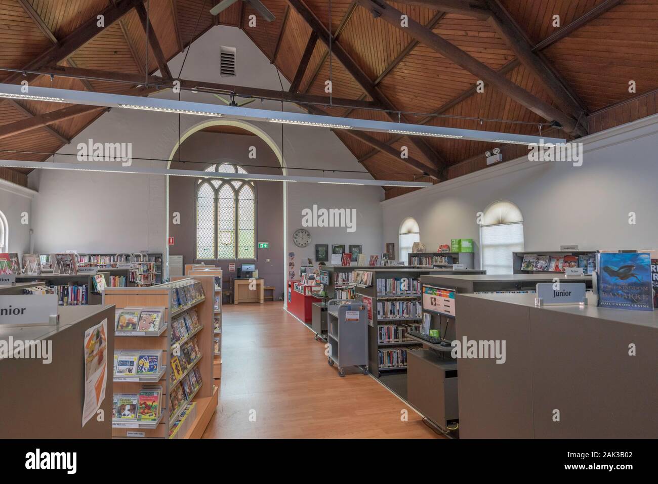 Kamp-lintfort Öffentliche Bibliothek befindet sich in einem ehemaligen kleinen Kirche mit einem offenen Holz gelegen, gesäumt von Decke und sichtbare Dachstühle auf Sydneys North Shore entfernt Stockfoto