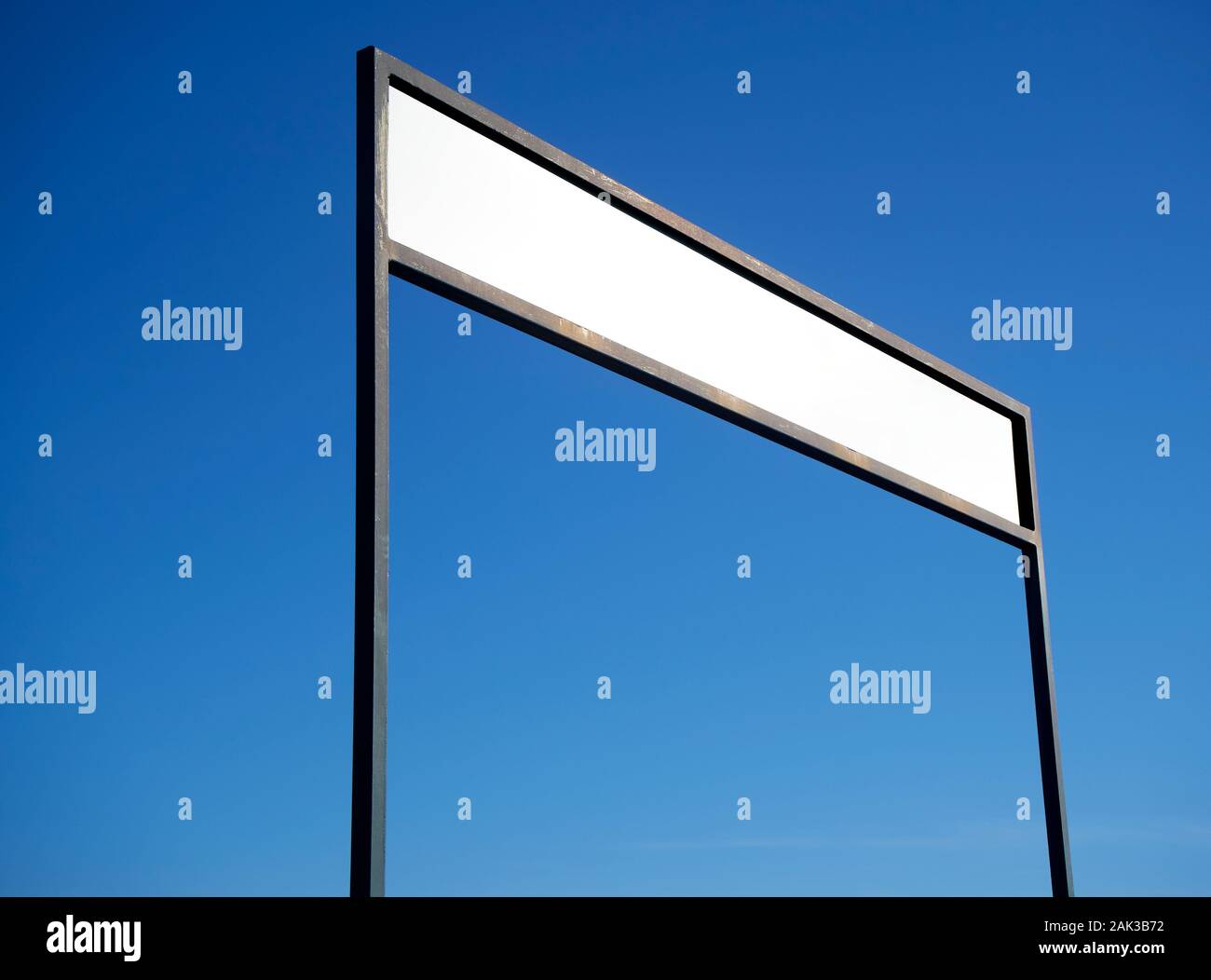 Leeren rechteckigen Schild auf und blauer Himmel. Stockfoto