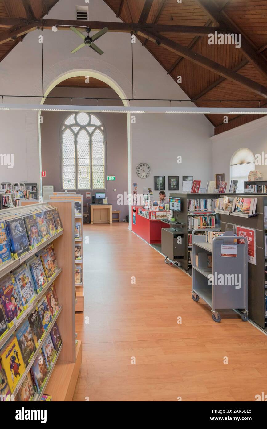 Kamp-lintfort Öffentliche Bibliothek befindet sich in einem ehemaligen kleinen Kirche mit einem offenen Holz gelegen, gesäumt von Decke und sichtbare Dachstühle auf Sydneys North Shore entfernt Stockfoto