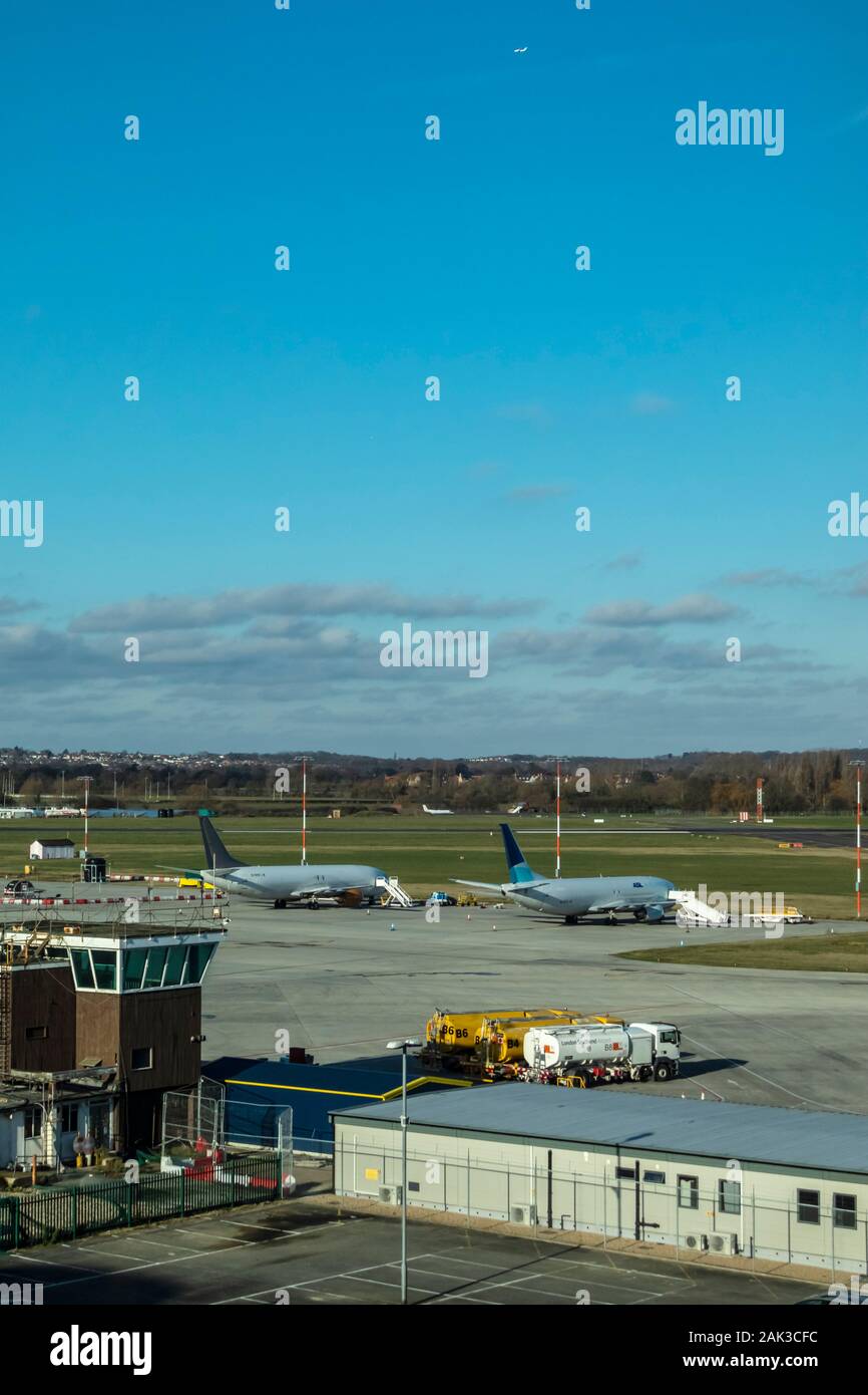 Asl Airlines Frachtflugzeuge, Die Am Flughafen Southend an einem Hellen Januartag Geparkt wurden. Diese Flugzeuge Fliegen im Auftrag von Amazon nach Madrid und Mailand Stockfoto