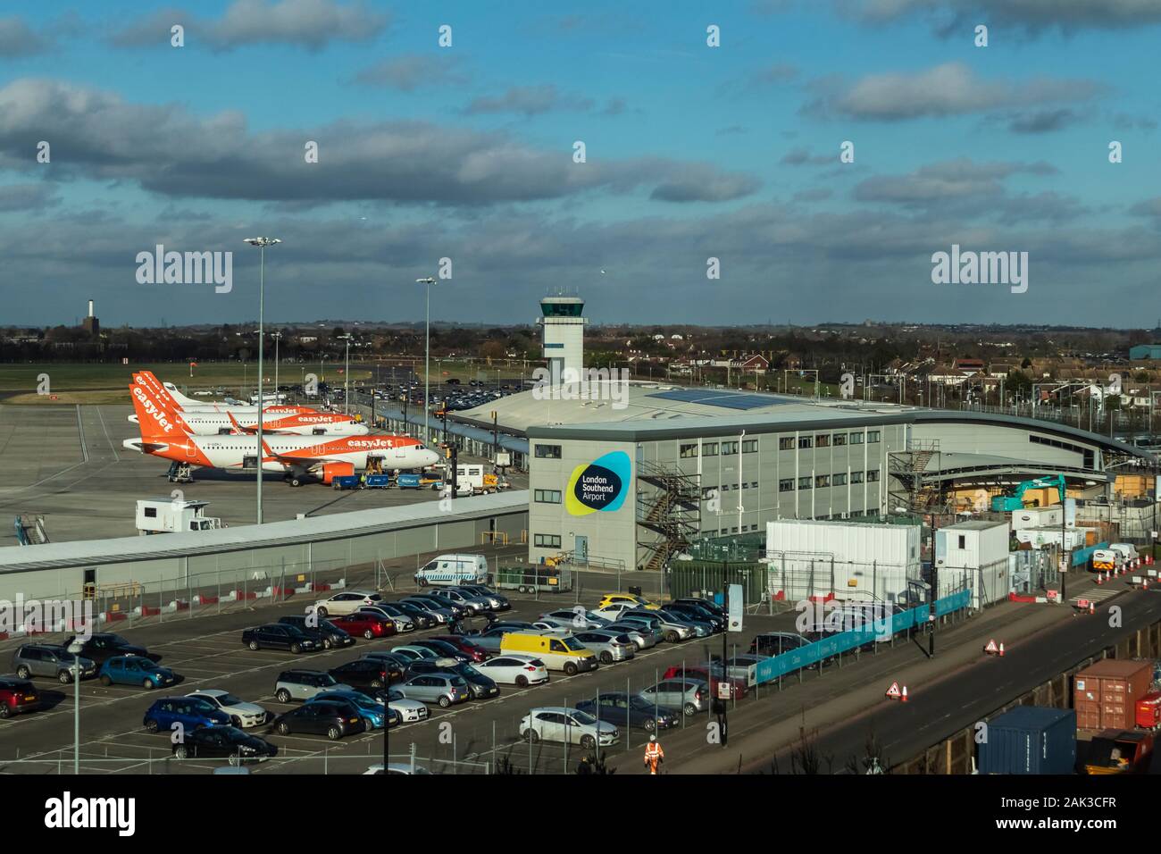 EasyJet-Flugzeuge Parkten am Flughafen Terminal Southend an einem Hellen Januartag Stockfoto