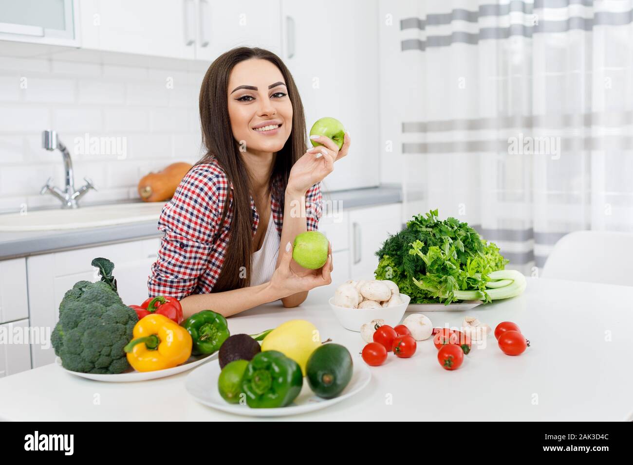 Mädchen sitzt an einem Schreibtisch mit verschiedenen Greengrocery Küche Stockfoto