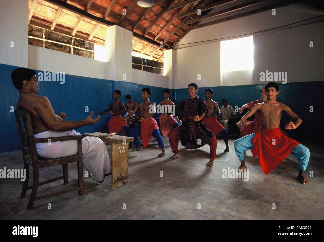 Kathakali Studenten lernen Body Control in einer Schule in Cheruthuruthy im Bundesstaat Kerala im Süden Indiens. Kathakali ist der ausdrucksstarke fo Stockfoto