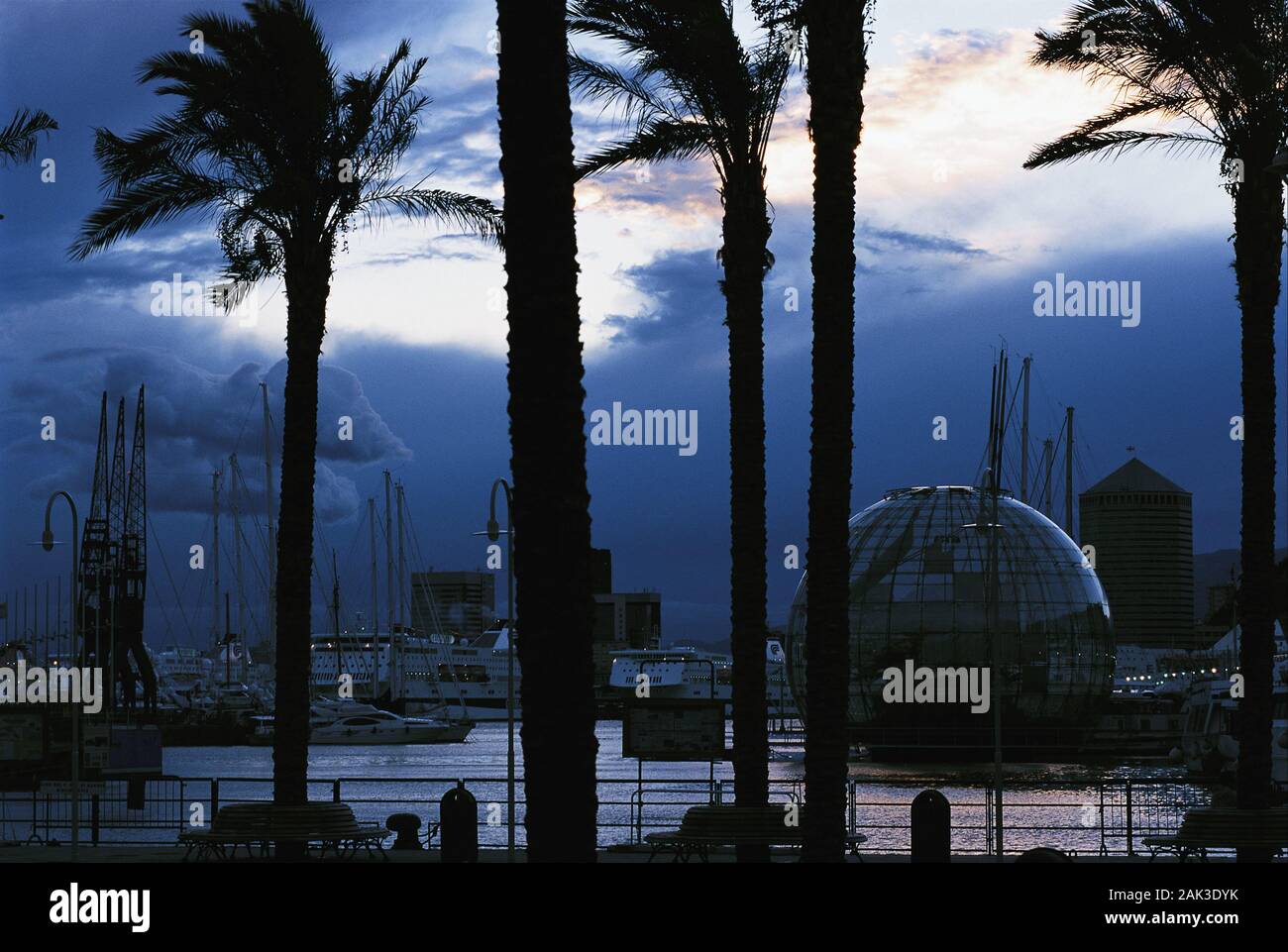 Blick auf den alten Hafen von Genua. Auf der rechten Seite der Abbildung ist die La Bolla entfernt. Das runde Gebäude wurde von Renzo Piano und Hosts gebaut Stockfoto