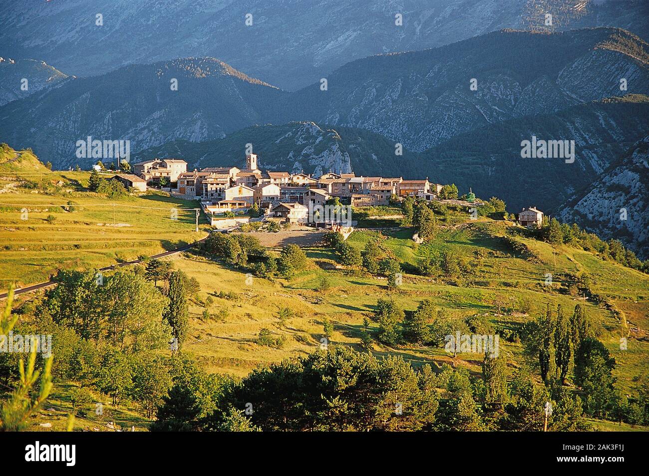 Ein Bergdorf in der Serra del Cadi in den Pyrenäen. (Undatiertes Foto) | Verwendung weltweit Stockfoto