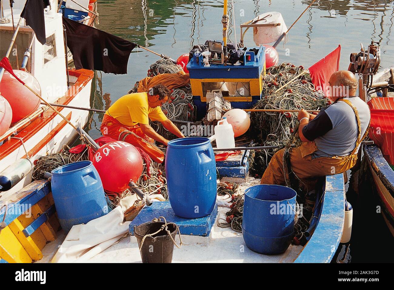 Sie können den Fischern bei ihrer Arbeit in Arenys de Mar beobachten, weil, es sei denn der Tourismus an der Küste sie auch vom Fischfang leben. (Undatiert Bild Stockfoto