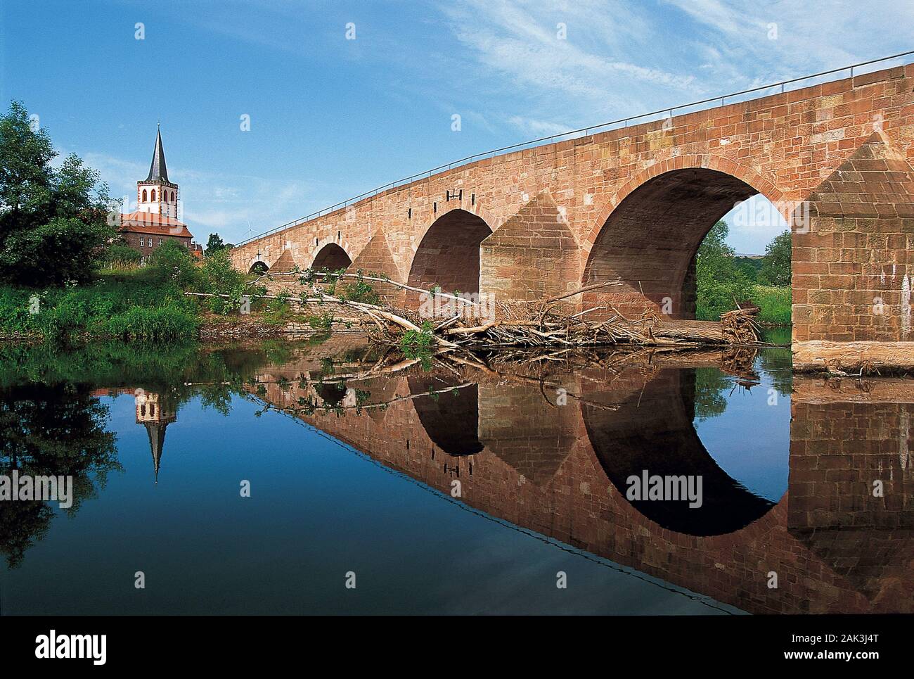 Der legendäre alte steinerne Brücke in Vacha, Deutschland, erstreckt sich über die Werra und stammt aus dem 14. Jahrhundert. | Verwendung weltweit Stockfoto